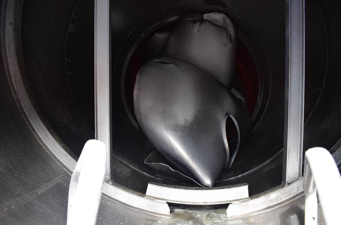 图2. 2件防波板已卷曲变形且发生位移.png