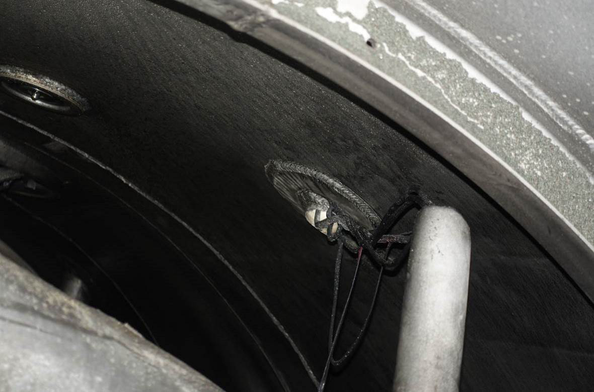 图3. 穿线管道上端的焊接部位已与罐体分离.png