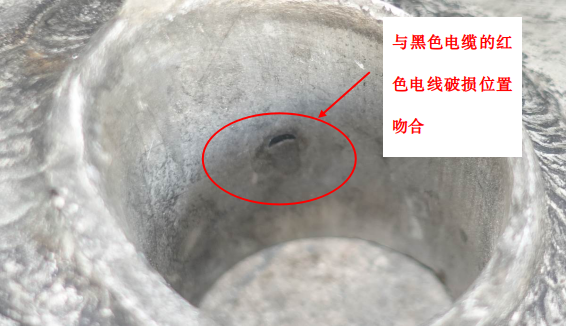 图10.穿线管靠上断口的内部有一处焦黑(红圈处).png